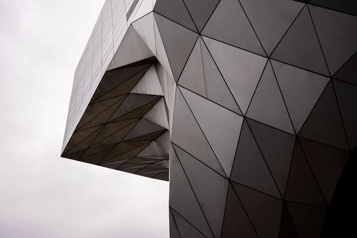 Fachada metálica de paneles triangulados en voladizo